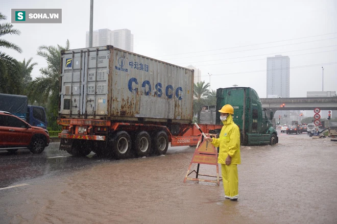 Hà Nội: Đại lộ Thăng Long - Vành đai 3 ngập nghiêm trọng, ô tô đi trong biển nước - Ảnh 8.