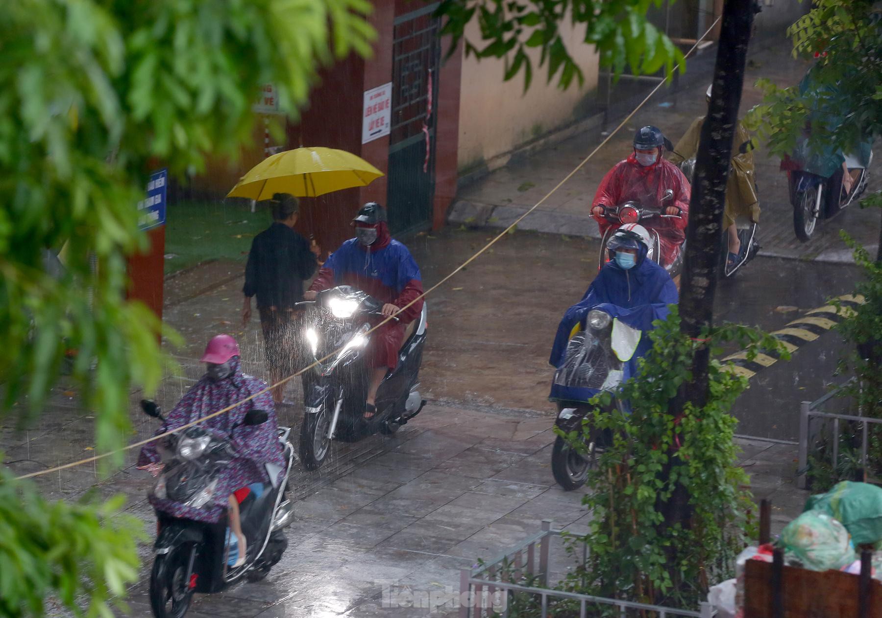 Hà Nội mưa rét sáng đầu tuần, người dân chôn chân giữa đường do giao thông ùn tắc - Ảnh 8.