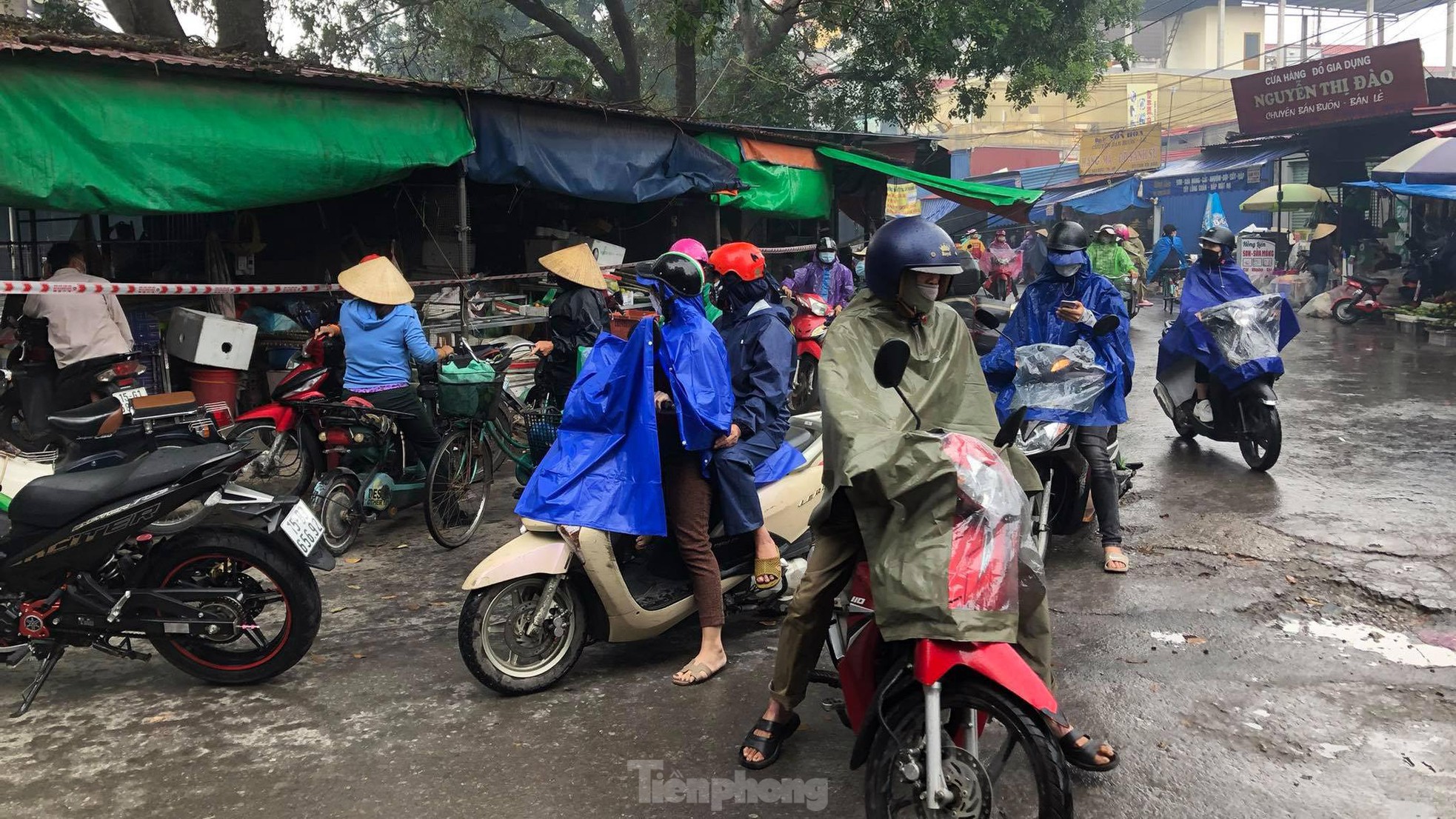 Tiểu thương khóc nghẹn khi Trung tâm thương mại Thủy Nguyên chìm trong biển lửa - Ảnh 2.