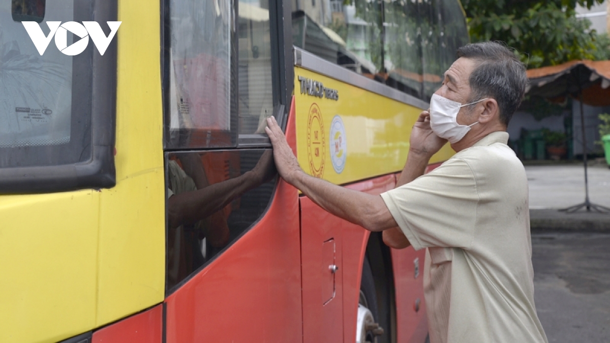  Ngày đầu thí điểm vận tải liên tỉnh, xe khách ở TP.HCM rời bến với hàng ghế trống  - Ảnh 6.