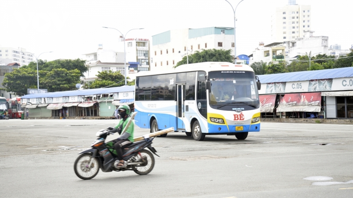  Ngày đầu thí điểm vận tải liên tỉnh, xe khách ở TP.HCM rời bến với hàng ghế trống  - Ảnh 8.