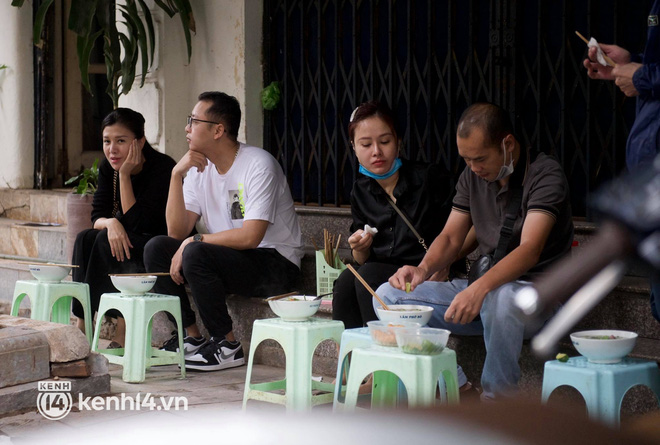 Từ sáng sớm, người dân Hà Nội phấn khởi rủ nhau đi ăn sáng: Cả tạ phở hết vèo trong vài tiếng! - Ảnh 14.