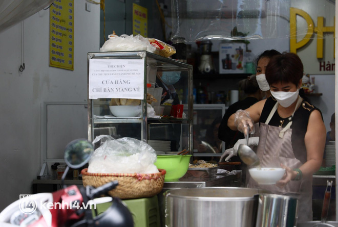 Từ sáng sớm, người dân Hà Nội phấn khởi rủ nhau đi ăn sáng: Cả tạ phở hết vèo trong vài tiếng! - Ảnh 15.