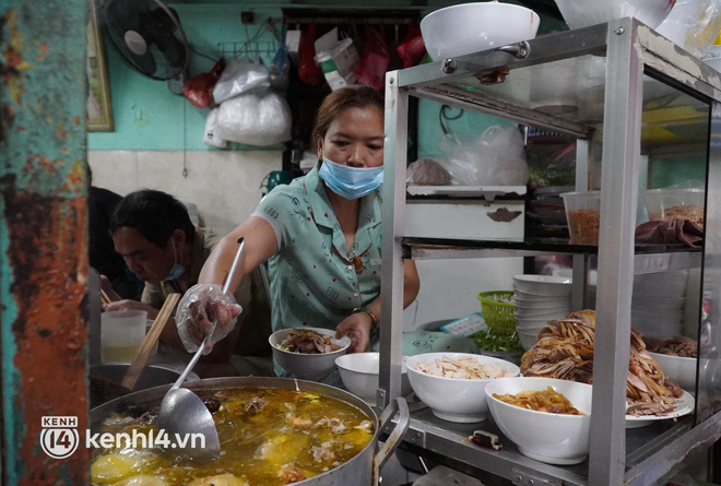 Từ sáng sớm, người dân Hà Nội phấn khởi rủ nhau đi ăn sáng: Cả tạ phở hết vèo trong vài tiếng! - Ảnh 3.