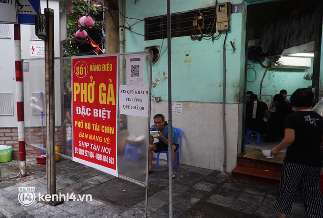 Từ sáng sớm, người dân Hà Nội phấn khởi rủ nhau đi ăn sáng: Cả tạ phở hết vèo trong vài tiếng! - Ảnh 5.