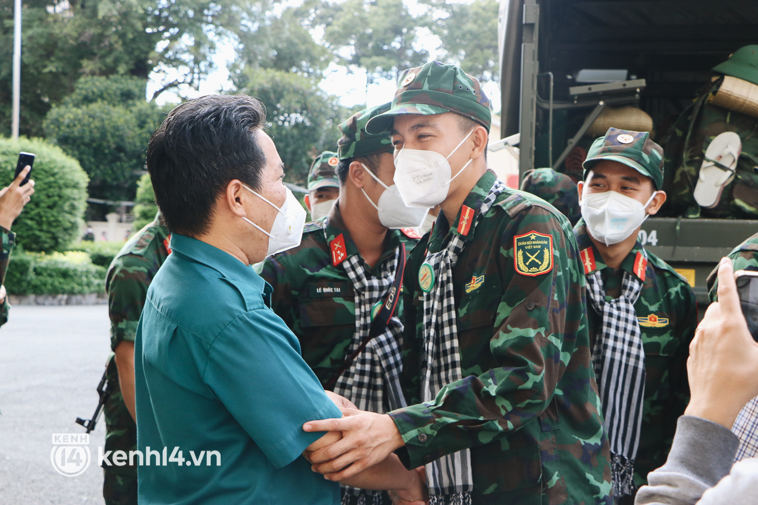 Chùm ảnh: Bộ đội bịn rịn vẫy tay tạm biệt người dân để trở về sau 2 tháng hỗ trợ TP.HCM chống dịch - Ảnh 6.