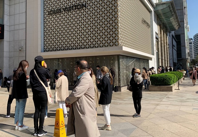 Lý do Chanel chỉ bán cho mỗi người Hàn Quốc một chiếc túi bất chấp cơn khát hàng xa xỉ ngày càng tăng cao - Ảnh 2.