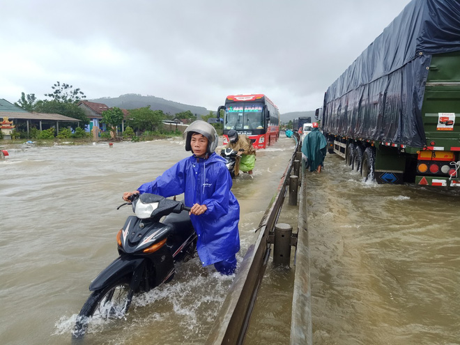  Miền Trung mưa bão dữ dội, nhiều người mất tích, lốc xoáy hàng chục nhà tốc mái  - Ảnh 1.