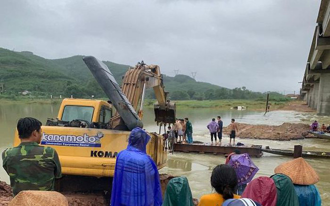  Miền Trung mưa bão dữ dội, nhiều người mất tích, lốc xoáy hàng chục nhà tốc mái  - Ảnh 2.