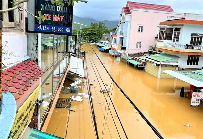 Ảnh: Toàn cảnh ngập lụt nhiều nơi ở miền Trung khiến 3 người mất tích, giao thông bị chia cắt - Ảnh 1.