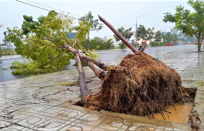 Ảnh: Toàn cảnh ngập lụt nhiều nơi ở miền Trung khiến 3 người mất tích, giao thông bị chia cắt - Ảnh 12.