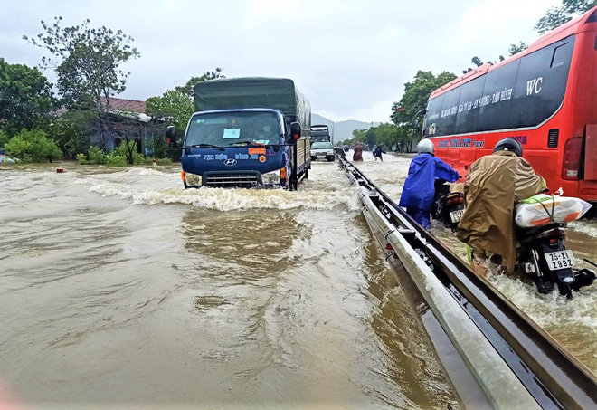 Ảnh: Toàn cảnh ngập lụt nhiều nơi ở miền Trung khiến 3 người mất tích, giao thông bị chia cắt - Ảnh 13.