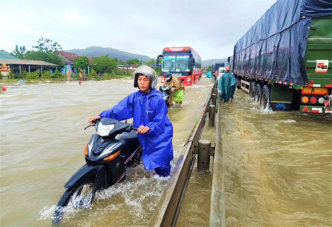 Ảnh: Toàn cảnh ngập lụt nhiều nơi ở miền Trung khiến 3 người mất tích, giao thông bị chia cắt - Ảnh 14.