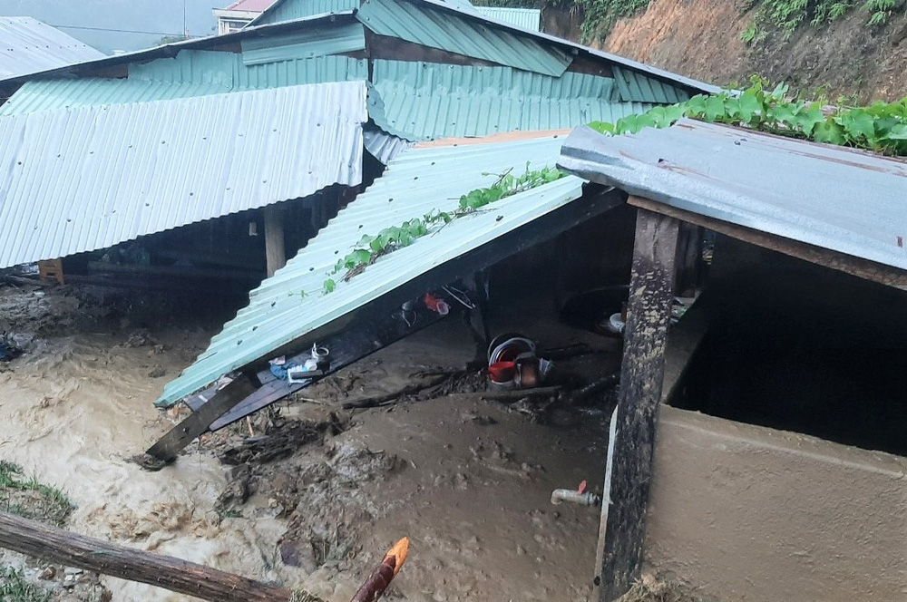  Miền Trung mưa bão dữ dội, nhiều người mất tích, lốc xoáy hàng chục nhà tốc mái  - Ảnh 7.