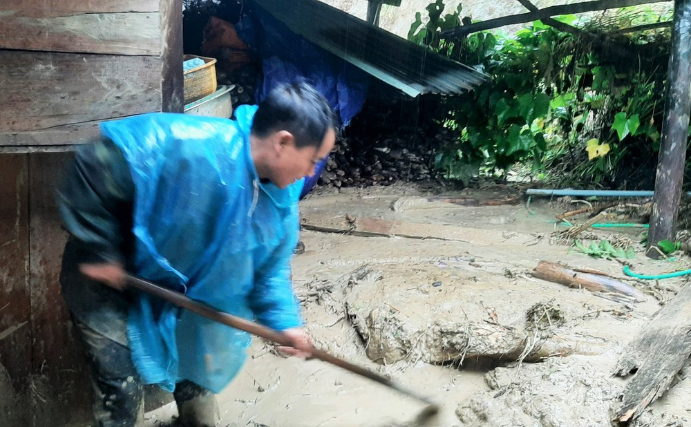  Miền Trung mưa bão dữ dội, nhiều người mất tích, lốc xoáy hàng chục nhà tốc mái  - Ảnh 8.