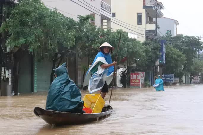  Hà Tĩnh - Quảng Bình: Nước lũ bủa vây, người dân chèo thuyền đi lại trên phố  - Ảnh 1.