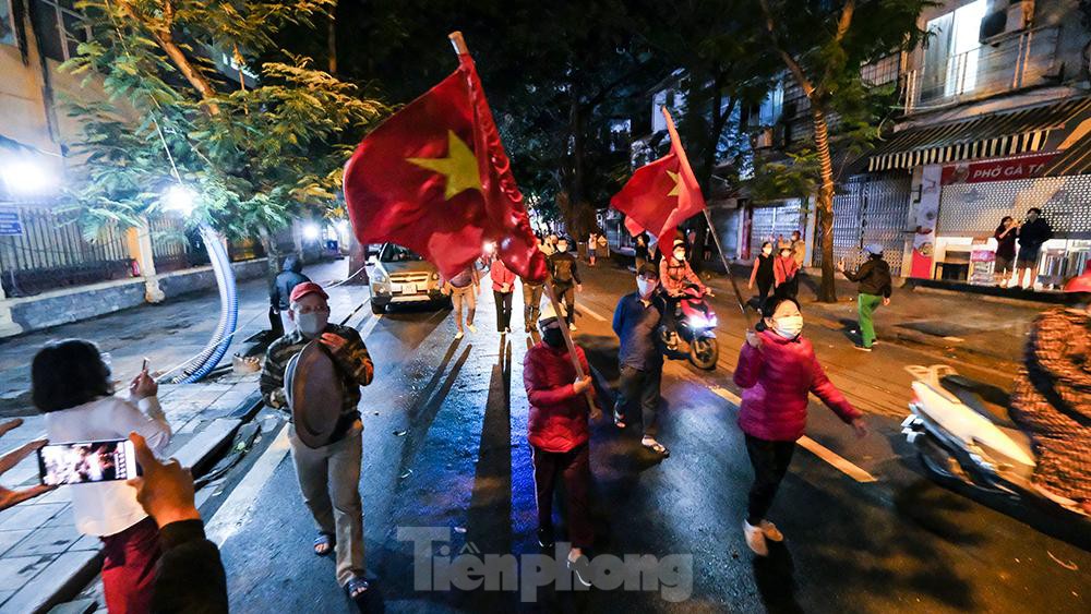 Khoảnh khắc dỡ phong toả bệnh viện Việt Đức, người dân vui mừng về nhà ngay trong đêm - Ảnh 15.