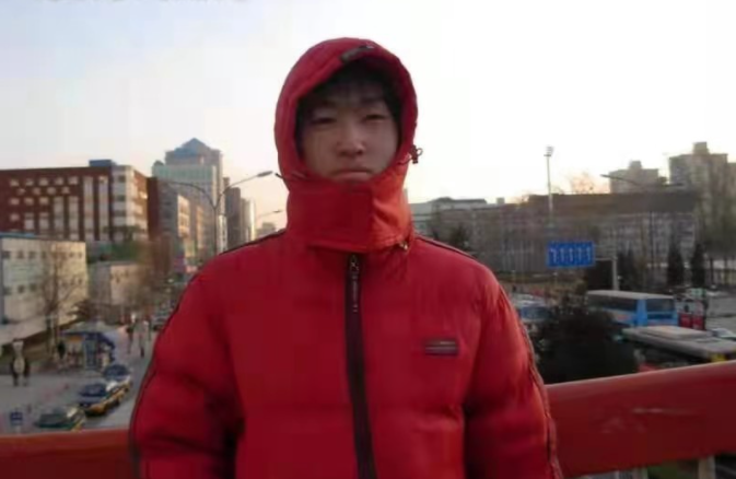 Cậu bé 15 tuổi phải bỏ học vì nghèo, 25 tuổi trở thành tỷ phú dạy người khác cách kiếm tiền: Kẻ yếu bị đánh bại trước khó khăn, kẻ mạnh biến nghịch cảnh thành cơ hội - Ảnh 1.