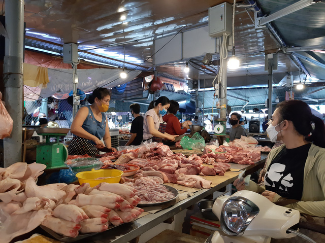 Giá lợn giảm sâu, nông dân “treo chuồng”, nguy cơ thiếu thịt vào cuối năm - Ảnh 2.