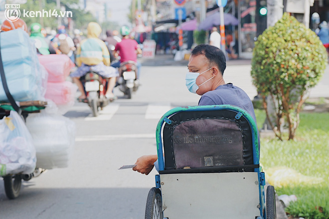 Người bán vé số bật khóc khi lại được mưu sinh sau 4 tháng ở nhà: Ngoại không sợ đói nữa rồi con ơi - Ảnh 2.