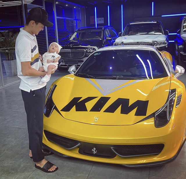 Phan Công Khanh chơi lớn: Phủ decal tên con gái lên Ferrari 458 Italia để làm nền chụp hình mừng đầy tháng - Ảnh 1.