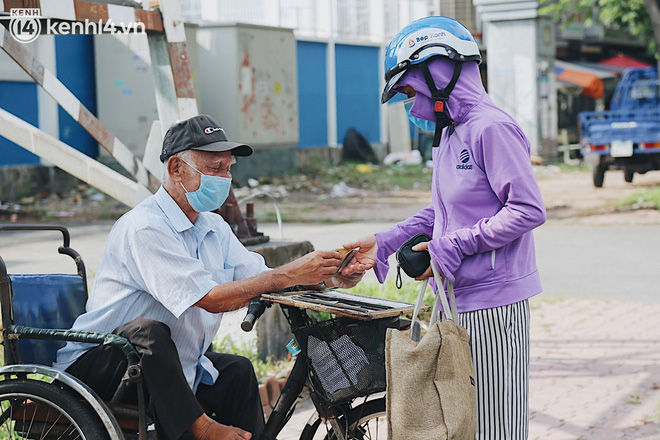 Người bán vé số bật khóc khi lại được mưu sinh sau 4 tháng ở nhà: Ngoại không sợ đói nữa rồi con ơi - Ảnh 12.