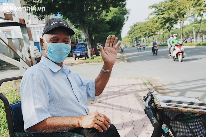 Người bán vé số bật khóc khi lại được mưu sinh sau 4 tháng ở nhà: Ngoại không sợ đói nữa rồi con ơi - Ảnh 13.