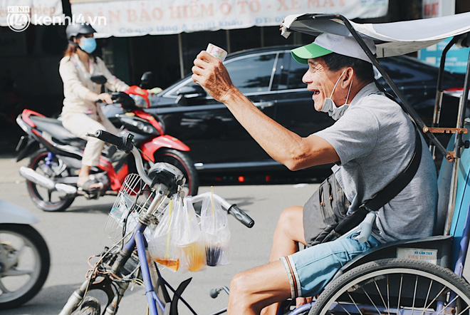 Người bán vé số bật khóc khi lại được mưu sinh sau 4 tháng ở nhà: Ngoại không sợ đói nữa rồi con ơi - Ảnh 14.