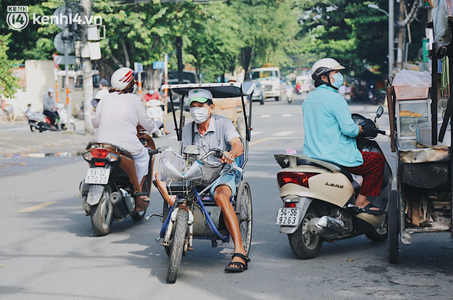 Người bán vé số bật khóc khi lại được mưu sinh sau 4 tháng ở nhà: Ngoại không sợ đói nữa rồi con ơi - Ảnh 15.