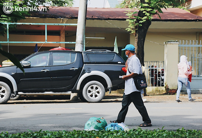 Người bán vé số bật khóc khi lại được mưu sinh sau 4 tháng ở nhà: Ngoại không sợ đói nữa rồi con ơi - Ảnh 17.