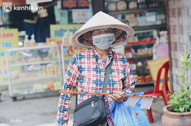 Người bán vé số bật khóc khi lại được mưu sinh sau 4 tháng ở nhà: Ngoại không sợ đói nữa rồi con ơi - Ảnh 18.