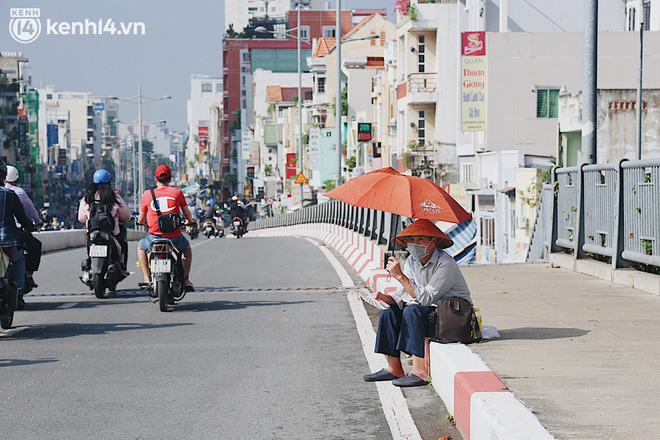 Người bán vé số bật khóc khi lại được mưu sinh sau 4 tháng ở nhà: Ngoại không sợ đói nữa rồi con ơi - Ảnh 20.