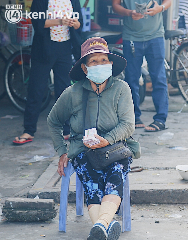 Người bán vé số bật khóc khi lại được mưu sinh sau 4 tháng ở nhà: Ngoại không sợ đói nữa rồi con ơi - Ảnh 3.