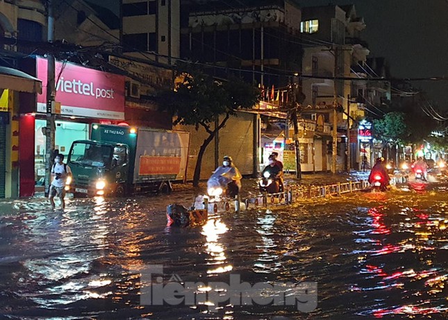  Đường phố TPHCM ngập nặng sau cơn mưa lớn  - Ảnh 4.