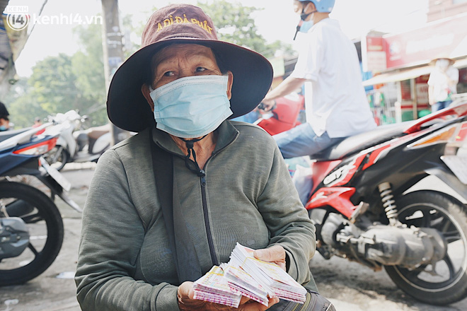 Người bán vé số bật khóc khi lại được mưu sinh sau 4 tháng ở nhà: Ngoại không sợ đói nữa rồi con ơi - Ảnh 5.