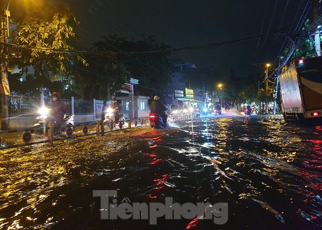  Đường phố TPHCM ngập nặng sau cơn mưa lớn  - Ảnh 5.