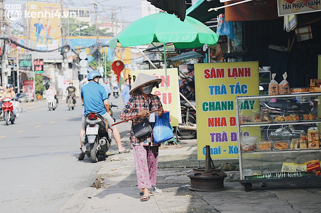 Người bán vé số bật khóc khi lại được mưu sinh sau 4 tháng ở nhà: Ngoại không sợ đói nữa rồi con ơi - Ảnh 7.