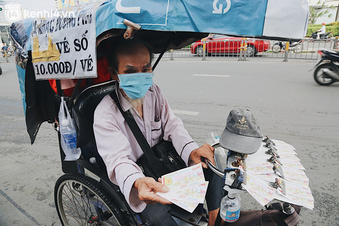 Người bán vé số bật khóc khi lại được mưu sinh sau 4 tháng ở nhà: Ngoại không sợ đói nữa rồi con ơi - Ảnh 9.