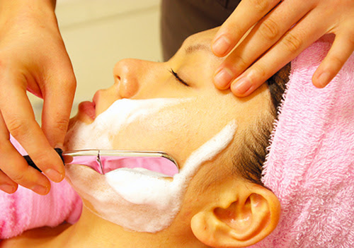 Phụ nữ Nhật thường cạo lông mặt để làm đẹp da, chống lão hóa nhưng BS da liễu khuyến cáo 2 điều khiến nhiều chị em thức tỉnh - Ảnh 1.