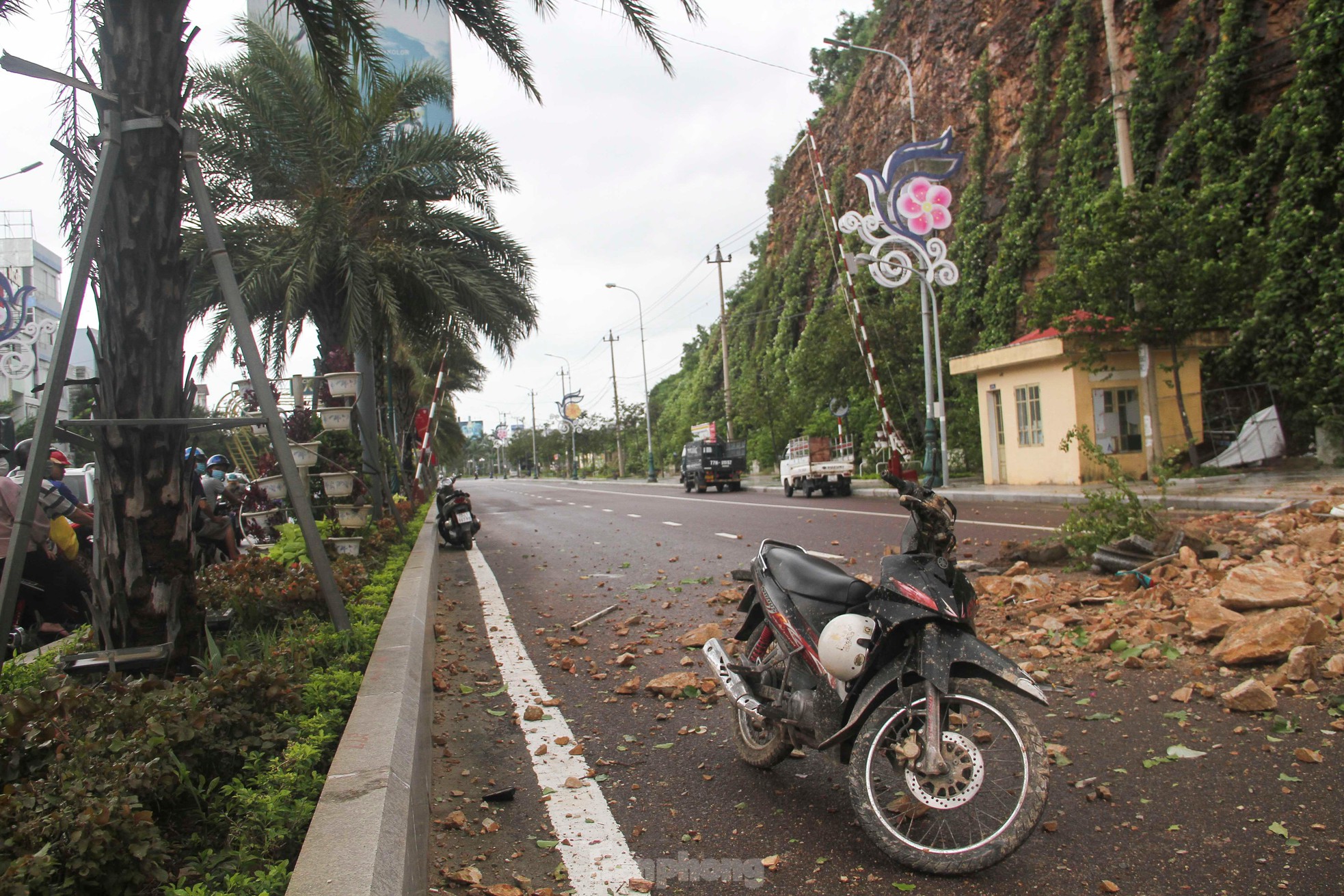 Sạt lở núi ở TP Quy Nhơn, 3 người bị thương - Ảnh 4.