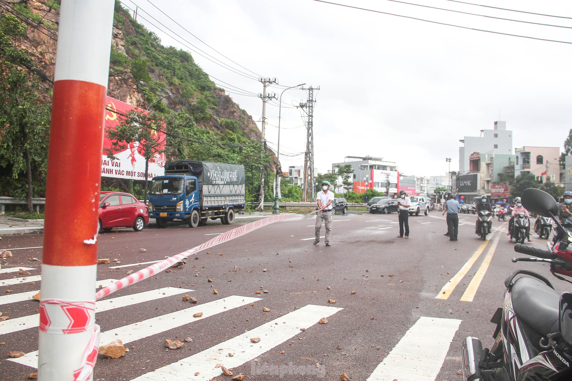 Sạt lở núi ở TP Quy Nhơn, 3 người bị thương - Ảnh 6.