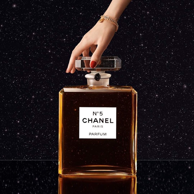 Chanel bán chai nước hoa dung tích hơn 2 lít - Ảnh 1.