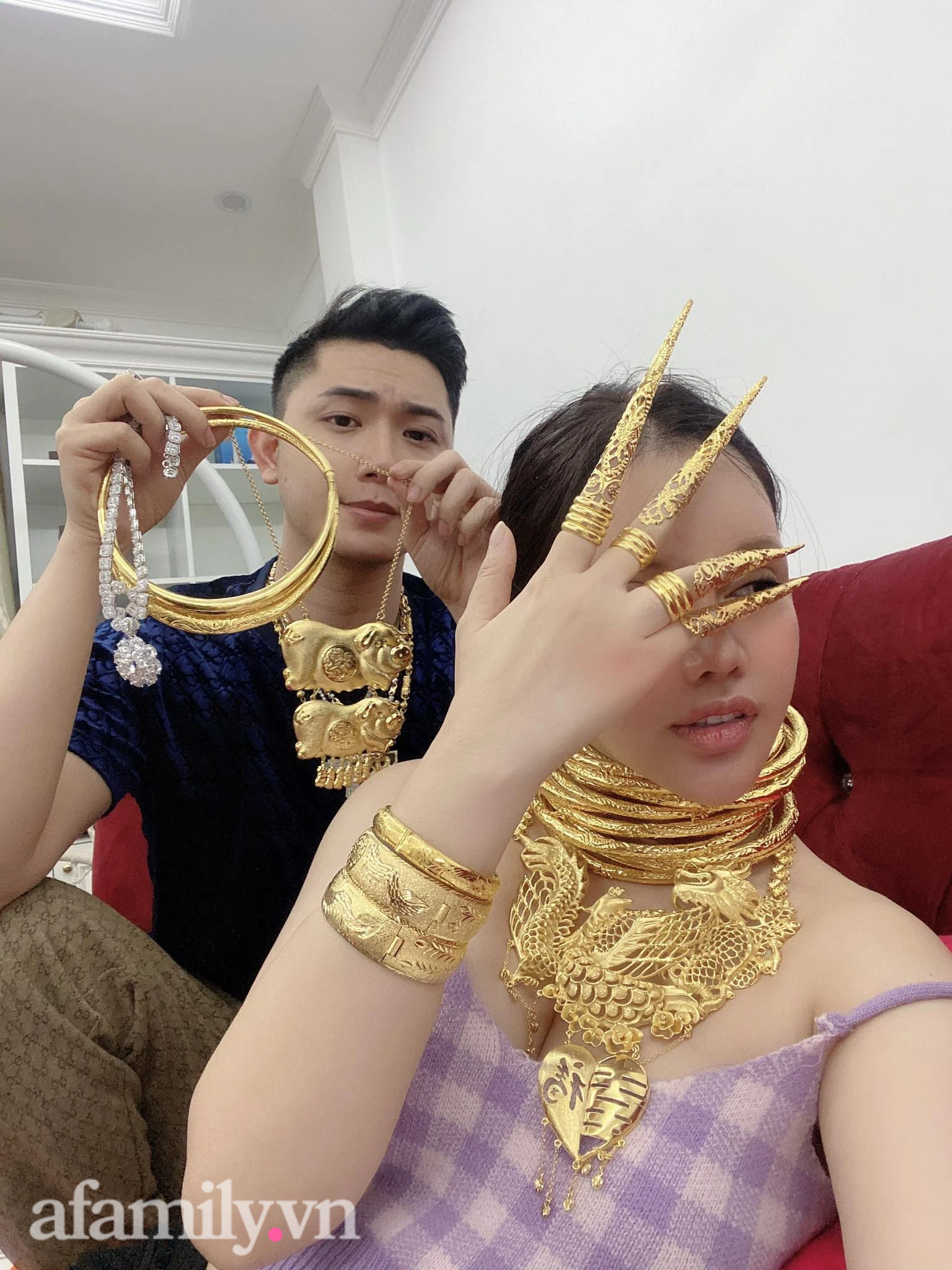Đằng sau đám cưới toàn vàng gây choáng váng MXH: Hôn lễ cô dâu được chú rể tặng 50 cây vàng, con số quà mẹ chồng trao mới sốc hơn nữa! Đằng sau đám cưới toàn vàng gây choáng váng MXH: Hôn lễ cô dâu được chú rể tặng 50 cây vàng, con số quà mẹ chồng trao mới sốc hơn nữa!