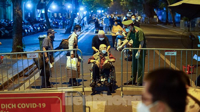  Xuyên đêm đưa hơn 100 trường hợp F1 ở bệnh viện Việt Đức đến nơi cách ly  - Ảnh 1.