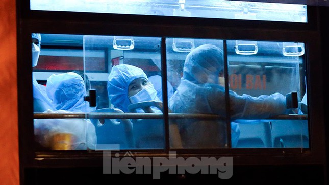  Xuyên đêm đưa hơn 100 trường hợp F1 ở bệnh viện Việt Đức đến nơi cách ly  - Ảnh 12.