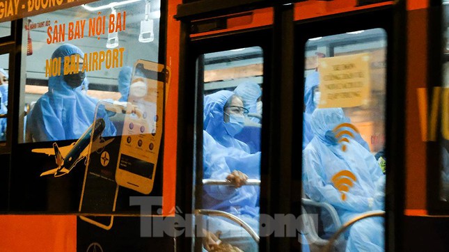  Xuyên đêm đưa hơn 100 trường hợp F1 ở bệnh viện Việt Đức đến nơi cách ly  - Ảnh 13.