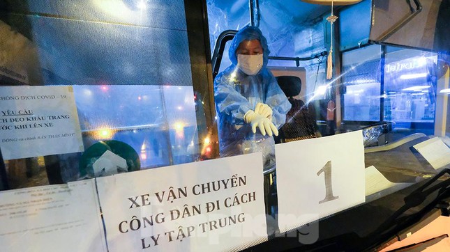  Xuyên đêm đưa hơn 100 trường hợp F1 ở bệnh viện Việt Đức đến nơi cách ly  - Ảnh 7.