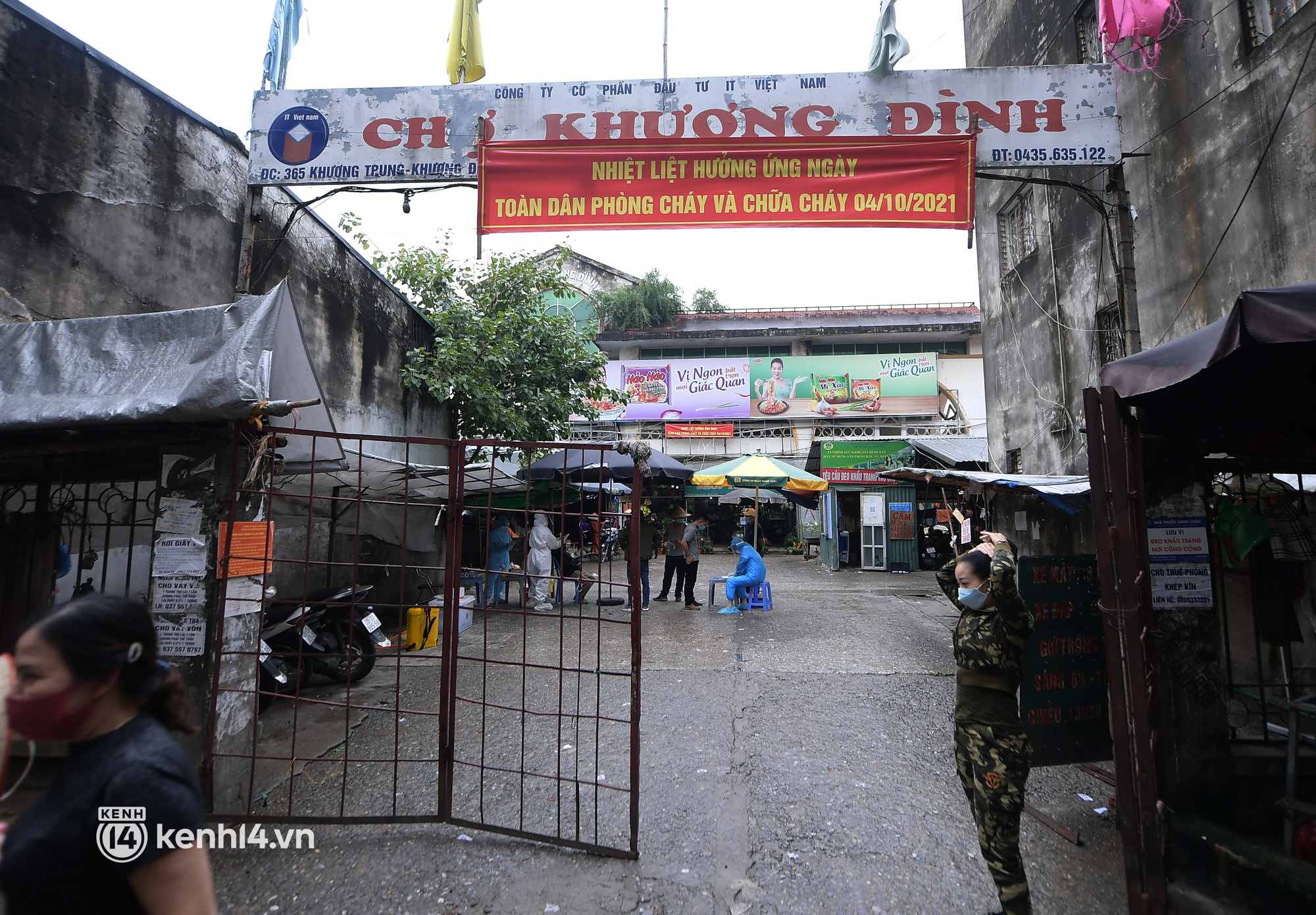 Hà Nội: Lấy mẫu xét nghiệm cho tiểu thương và người dân chợ Khương Đình sau ca dương tính SARS-CoV-2 - Ảnh 3.