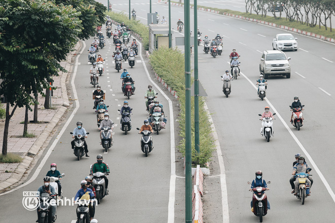 TP.HCM sáng đầu tuần sau nới lỏng giãn cách: Lâu lắm rồi mới thấy cảnh người dân chen chúc trên đường - Ảnh 11.