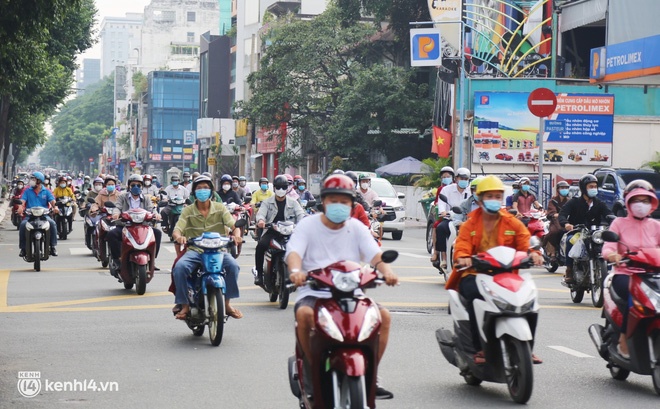 TP.HCM sáng đầu tuần sau nới lỏng giãn cách: Lâu lắm rồi mới thấy cảnh người dân chen chúc trên đường - Ảnh 14.